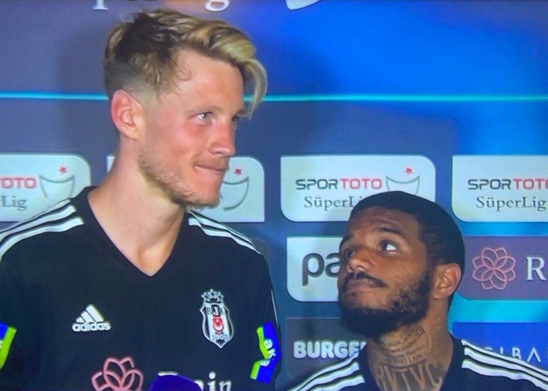 besiktassfnclub's tweet photo. Rosier 1 sene boyunca Batshuayi'den nasıl bıkmışsa Weghorst'a aşkla bakıyor 😍🧿 https://t.co/6RWjTN13sH