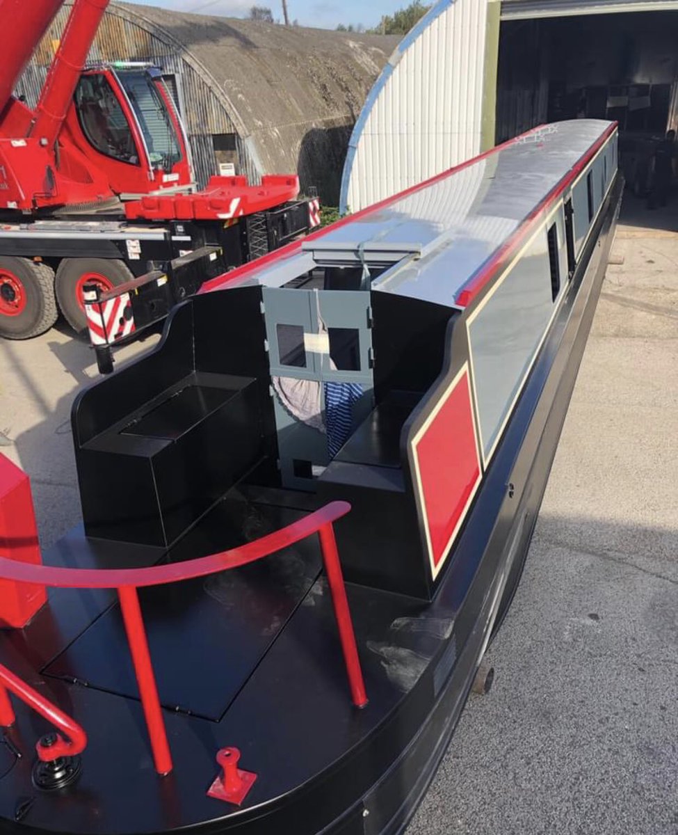 NBofDistinction's tweet photo. Some more pics of Boat No 19 taken earlier today by XR&amp;D Boatbuilders  (thanks guys) of the paint job done by Marco of Freelance UK Ltd (Ollerton). We think the colour scheme Kim and Jon have chosen looks fantastic #newnarrowboat #narrowboatfitter https://t.co/r3g41lkCUv