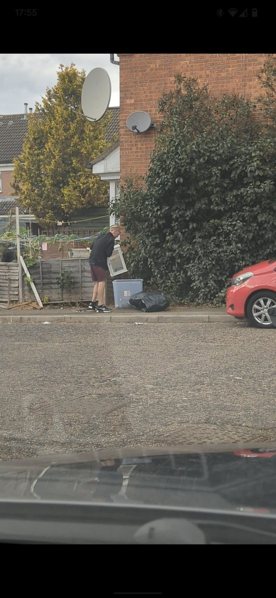 ChrisbarberN's tweet photo. @lutoncouncil Once again, someone flytipping , caught the whole thing on video. Is the council ever going to do anything about it ? https://t.co/xmy1nAA5Gl