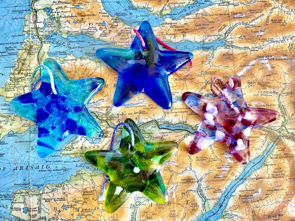 Love making these stars ✨ 
Never know what they’re going to look like and all are unique 😍

My Christmas tree is going to look amazing this year! 🎄

Listed in various colours & sizes on Etsy etsy.com/uk/shop/thesef…

#MHHSBD #Fusedglassstar #glassart #hangingstars #starornament