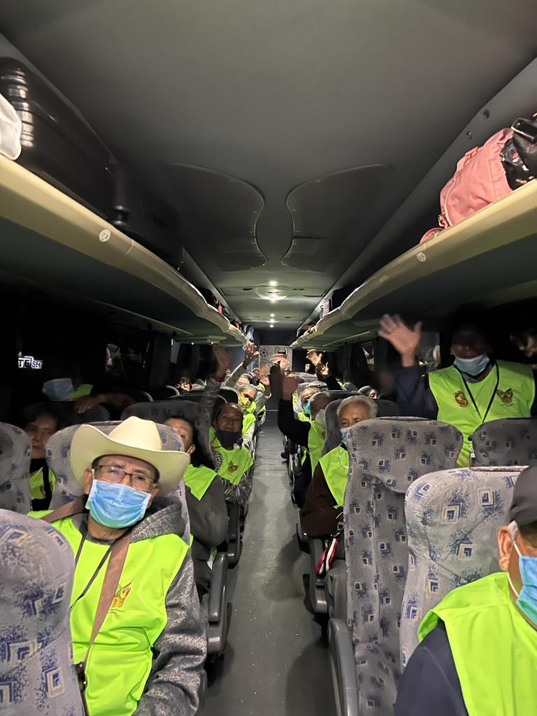 DanielRolandoJ's tweet photo. El gobierno de @omarfayad hizo posible que 105 personas adultas mayores viajaran a Atlanta, Georgia y se reencontraran con su hijos y nietos que no veían desde hace muchos años, esto gracias al programa #AbrazandoDestinos. https://t.co/f4IuQh4VXO