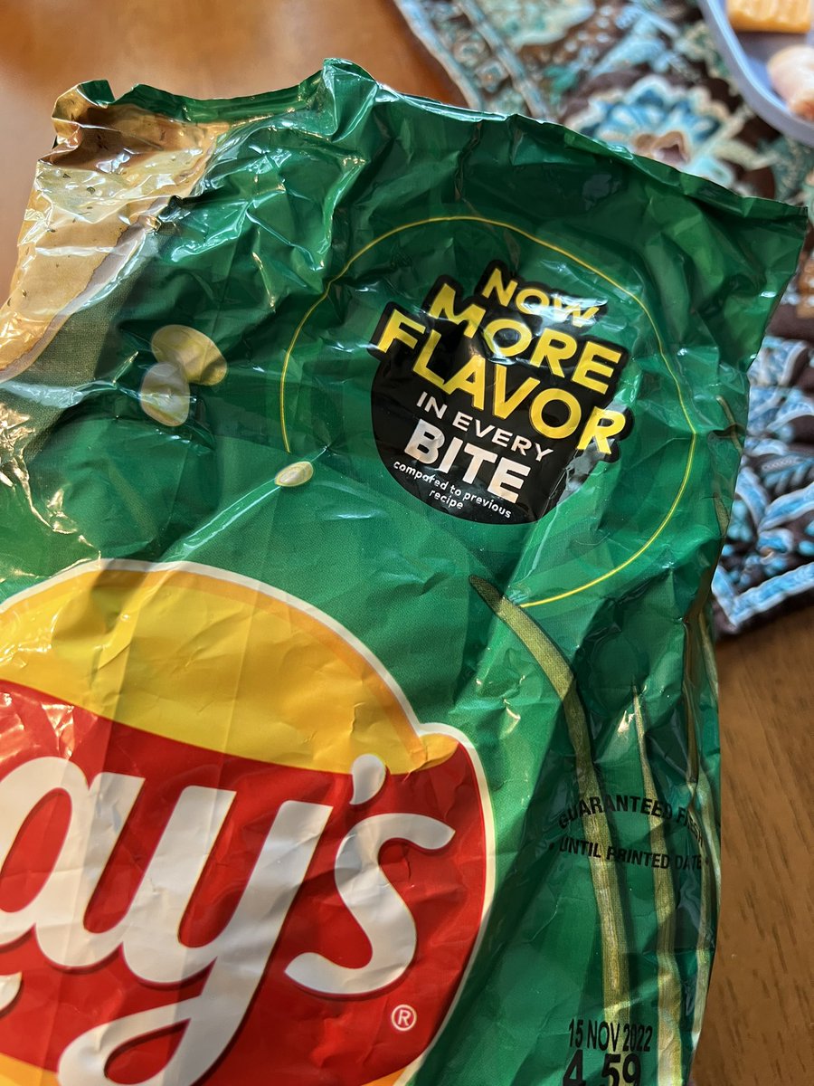 ATOBDavis's tweet image. Uh… hey @LAYS you might want to check that. This bag of chips was just downright bad.  Promised more flavor but delivered bland chips