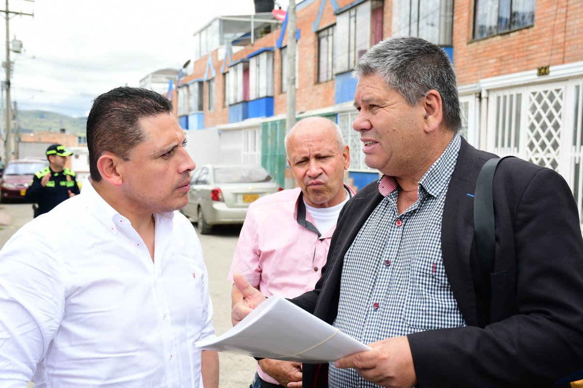 FunemeAlejandro's tweet photo. Frente #1 🚧 
Iniciamos los trabajos de rehabilitación de tramos priorizados en nuestra capital, en el barrio Prados de San Luis trabajaremos en una de las vías principales de acceso para toda la comunidad. 

#GrandesObrasParaUnaNuevaCapital https://t.co/pCBSqfGjyT