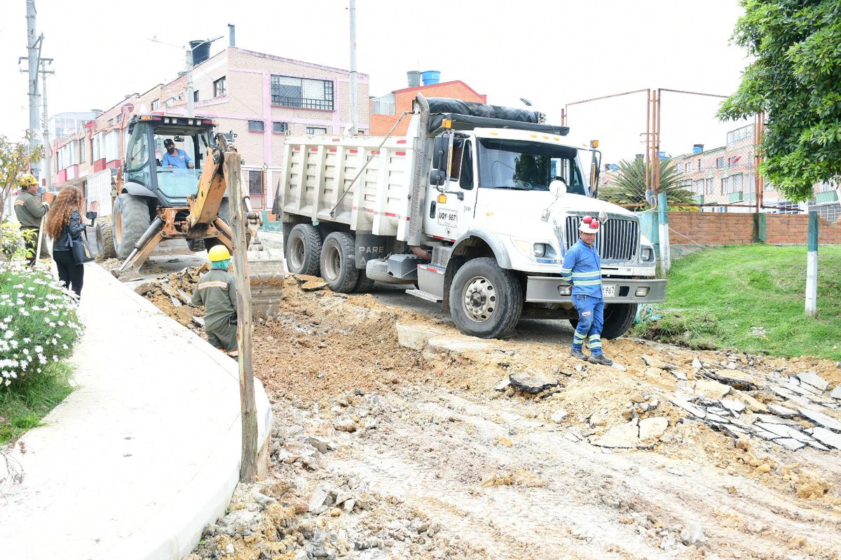 FunemeAlejandro's tweet photo. Frente #1 🚧 
Iniciamos los trabajos de rehabilitación de tramos priorizados en nuestra capital, en el barrio Prados de San Luis trabajaremos en una de las vías principales de acceso para toda la comunidad. 

#GrandesObrasParaUnaNuevaCapital https://t.co/pCBSqfGjyT
