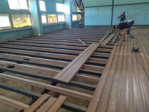 TurquinoTeVe's tweet photo. Los trabajadores de la Empresa Constructora del #INDER (ECOMINDER) laboran incesantemente para concluir el montaje del tabloncillo del Gimnasio de Lucha del #ESFAAR Cerro Pelado.
✍️Guillermo Rodriguez Hidalgo https://t.co/SDZ6WpfVFY