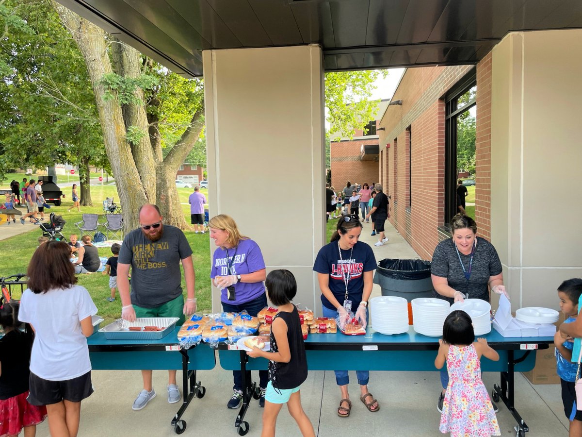 UrbandaleCSD's tweet photo. The @KA_UCSD Family/Staff Picnic has been a great tradition for the past 11 yrs celebrating the end of the first week of school w/ burgers, hot dogs & a whole lot of fun! Many thanks to @UrbandaleHyVee for donating 400 meals! #KApride
https://t.co/RFgbxEMxJ5 https://t.co/rKqKs1HnxI