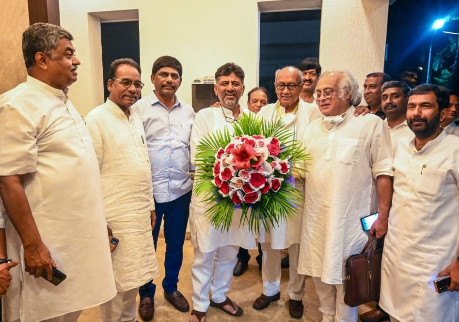 DKShivakumar's tweet photo. ಇಂದು ನನ್ನ ನಿವಾಸಕ್ಕೆ ಆಗಮಿಸಿದ ಹಿರಿಯ ಕಾಂಗ್ರೆಸ್‌ ನಾಯಕರು, ಭಾರತ್‌ ಜೋಡೋ ಯಾತ್ರೆಯ ಸಂಘಟನಾ ಸಮಿತಿ ಅಧ್ಯಕ್ಷರಾದ ಶ್ರೀ @Digvijaya_28, ರಾಜ್ಯಸಭಾ ಸದಸ್ಯರಾದ ಶ್ರೀ @Jairam_Ramesh ಅವರನ್ನು ಆತ್ಮೀಯವಾಗಿ ಸ್ವಾಗತಿಸಿದೆ. ಈ ವೇಳೆ ಸೆಪ್ಟೆಂಬರ್‌ 7ರಿಂದ ಆರಂಭವಾಗಲಿರುವ #BharatJodoYatra ಪೂರ್ವಸಿದ್ಧತೆಗಳ ಕುರಿತು ಚರ್ಚಿಸಲಾಯಿತು. https://t.co/GyLR62JkKR