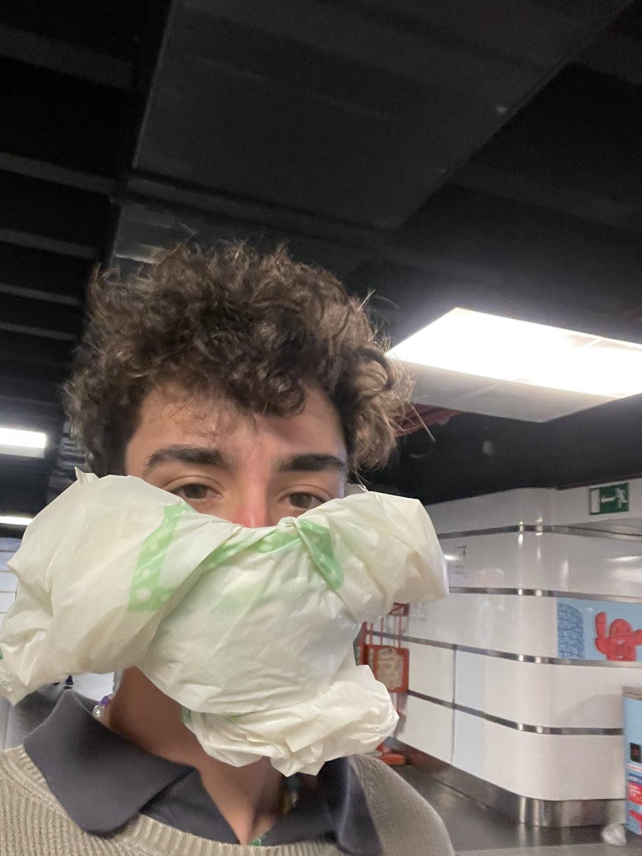 javieraredo's tweet photo. me dijeron: coge la mascarilla y el botellón.
(adivinen q se me olvidó😭) https://t.co/4Et0JknjDA