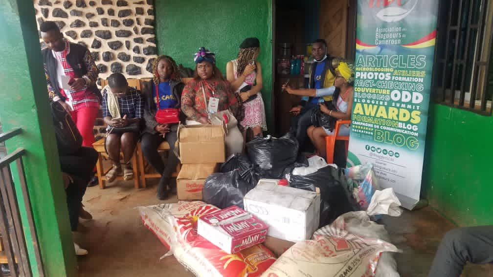 RonelTedeffo's tweet image. L&apos;association des blogueurs du Cameroun (ABC) a aussi la main sur coeur. En effet l&apos;association a remis ce jour dans la ville de Dschang quelques cadeaux aux enfants de l&apos;orphelinat Mia-Mo&apos;o pour leur redonner le sourire en cette période de rentrée scolaire.
#ABCCARE #ABCBlogDay