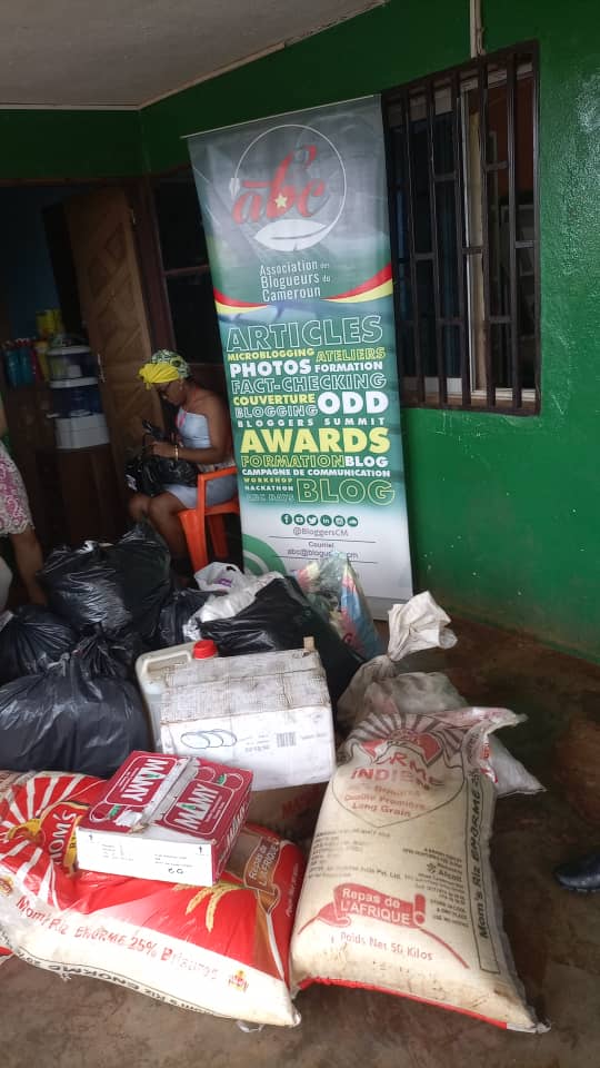 RonelTedeffo's tweet image. L&apos;association des blogueurs du Cameroun (ABC) a aussi la main sur coeur. En effet l&apos;association a remis ce jour dans la ville de Dschang quelques cadeaux aux enfants de l&apos;orphelinat Mia-Mo&apos;o pour leur redonner le sourire en cette période de rentrée scolaire.
#ABCCARE #ABCBlogDay