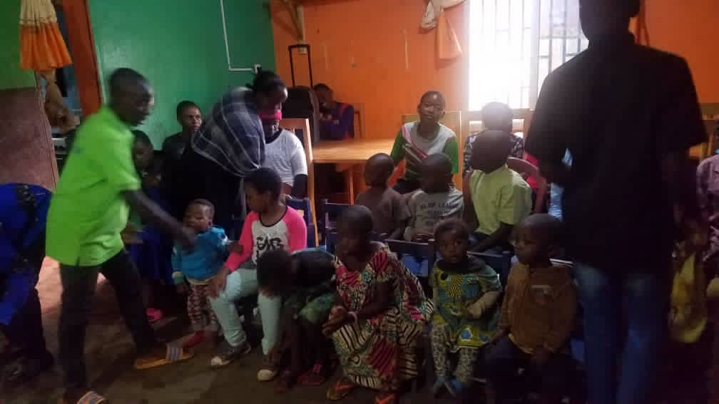 RonelTedeffo's tweet image. L&apos;association des blogueurs du Cameroun (ABC) a aussi la main sur coeur. En effet l&apos;association a remis ce jour dans la ville de Dschang quelques cadeaux aux enfants de l&apos;orphelinat Mia-Mo&apos;o pour leur redonner le sourire en cette période de rentrée scolaire.
#ABCCARE #ABCBlogDay
