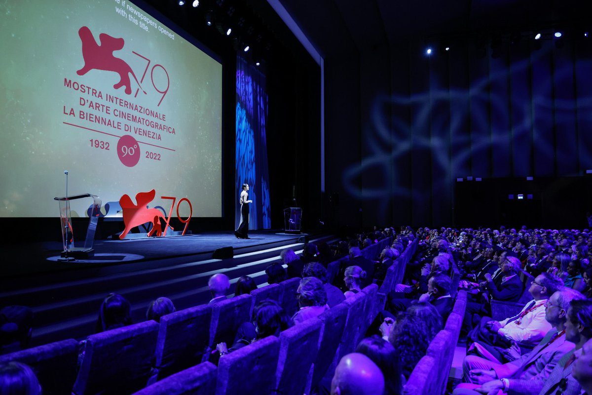 #BiennaleCinema2022 #Venezia79 #CerimoniaDiApertura <a href="/RocioMMorales/">Rocío Muñoz Morales</a>: “Apriamo tutte le finestre, facciamolo insieme. Quelle che ci permettono di entrare nelle case degli altri, di amarli, di prenderci cura di loro e delle loro storie. Rimaniamo affacciati.”