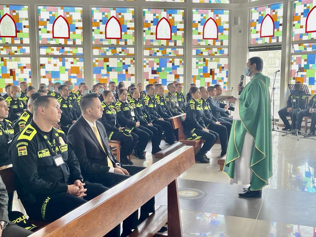 PoliciaAduanera's tweet photo. #Bogotá. Los hombres y mujeres de la @PoliciaAduanera a través de la #SagradaEucaristía damos la bienvenida a nuestra directora la señora Brigadier General Sandra Patricia Hernández Garzón. #DiosYPatriaEsUnHonorSerPolicía. https://t.co/LBUWbCgeS8