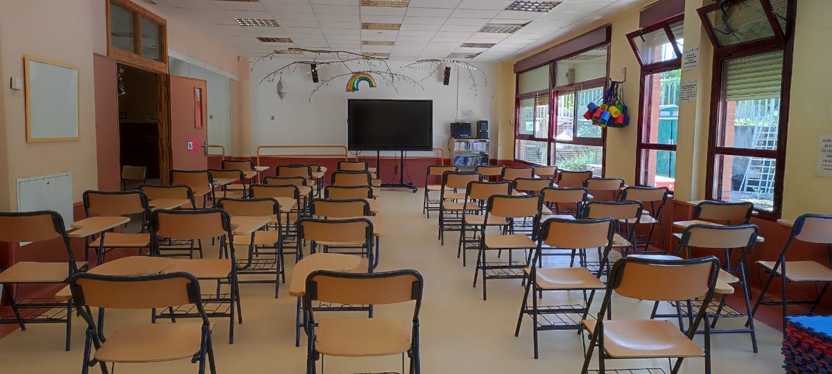cpb_ileonor's tweet photo. Nunca dudes que un pequeño grupo de personas comprometidas pueda cambiar el mundo. ¿Preparados para el nuevo reto Curso Escolar 22-23?.¡Bienvenidos a nuestra pequeña-gran familia del Infanta Leonor!. Todo preparado para recibiros con los brazos abiertos. Luis, Arancha, Yolanda💪 https://t.co/GcF3wfml1g