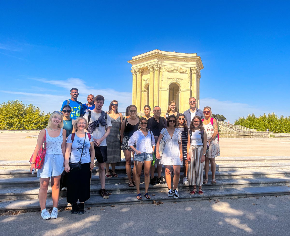 🇫🇷 Hier, nous avons accueilli 20 nouveaux étudiants. Ils viennent d’Allemagne, d’Espagne, de Croatie et de Suisse. Bienvenue à eux ! 🤗
Voici une jolie photo de nos étudiants, ils posent devant le Château d’eau du Peyrou📸

#NewLsf #LearnFrench #Montpellier #visite