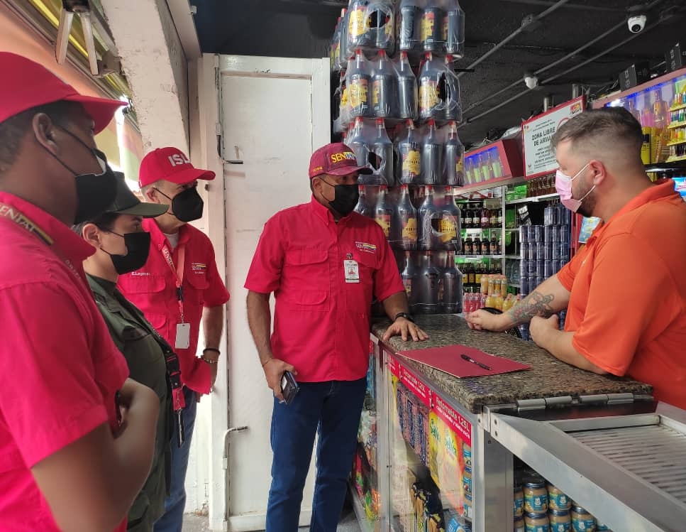 Hoy #31Ago jefe del @Stil_Guaira y fiscales continúan visitando a los contribuyentes en la parroquia #Macuto para exhortar sobre la obligación de emitir #Factura y uso de máquinas fiscales. 
#SENIATImpulsaLaEconomía
#SENIATPotenciaLaEconomía