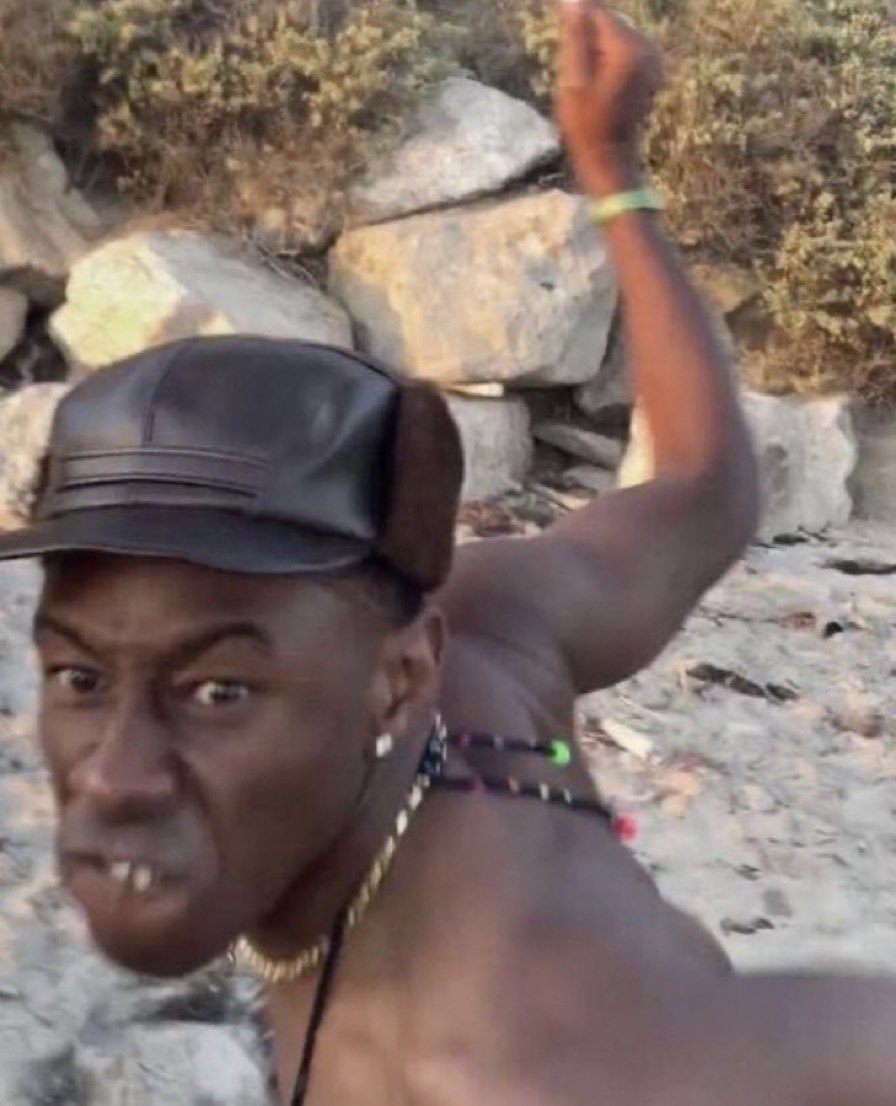 _jaecole's tweet image. boiiiiii verizon finna catch the meanest knuckle sandwich!!! omgggg