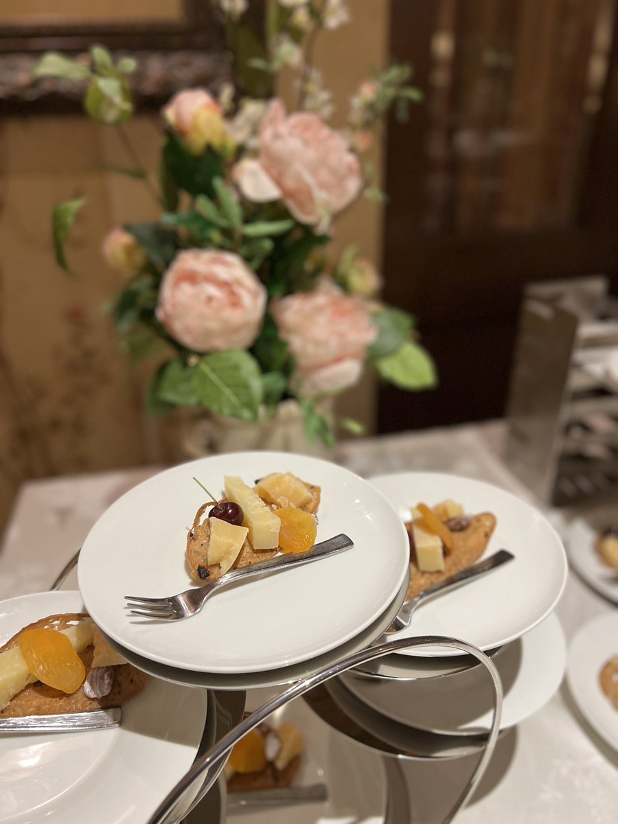 Femme_Foodie's tweet photo. Who likes #cheese for dessert? Italian Pecorino Toscano 4 months aged, paired with Bolgheri DOC Scalabrone Rosato #italiancheese #italianwine #cheesecourse @ITAtradeagency https://t.co/aD9yTzY8No