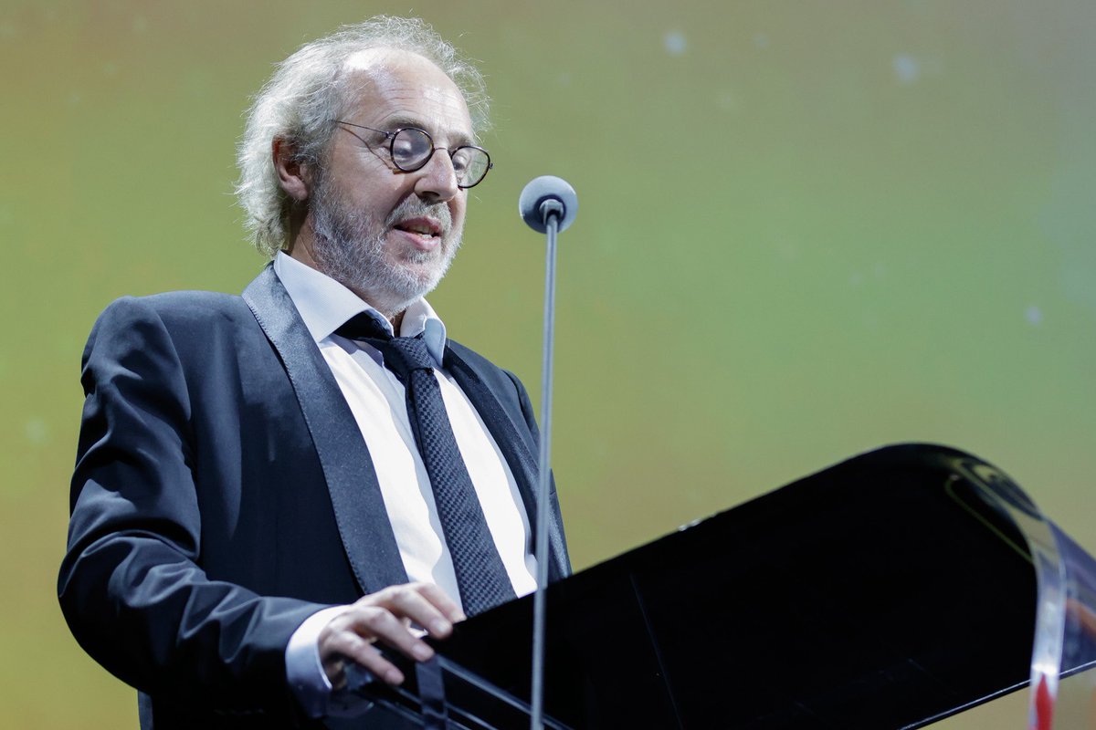 #BiennaleCinema2022 #Venezia79 #LeoneDOroAllaCarriera <a href="/arnaudesplechin/">Arnaud Desplechin</a>: “Cara #CatherineDeneuve, lei era venuta alla Mostra nel 1964 Fuori Concorso, con il film #LesParapluiesDeCherbourg. Ed è stata una rivoluzione. Anche i bambini lo sanno: lei è una rivoluzione.”