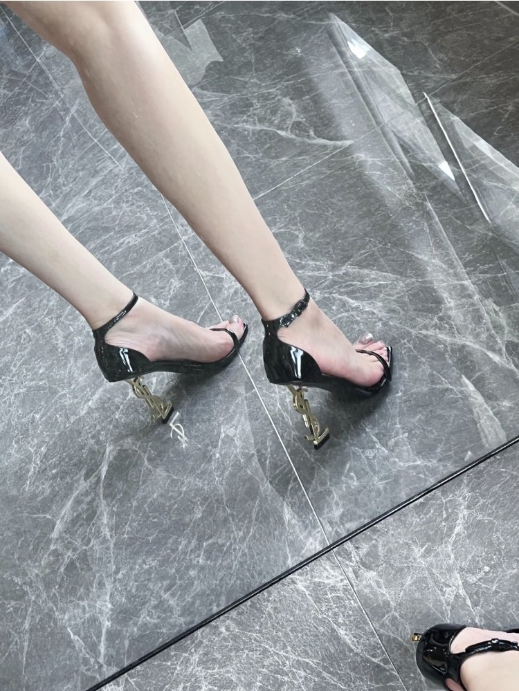 lin_language's tweet image. I bought a pair of shoes that I like very much, and I feel very happy.🥰🥰🥰