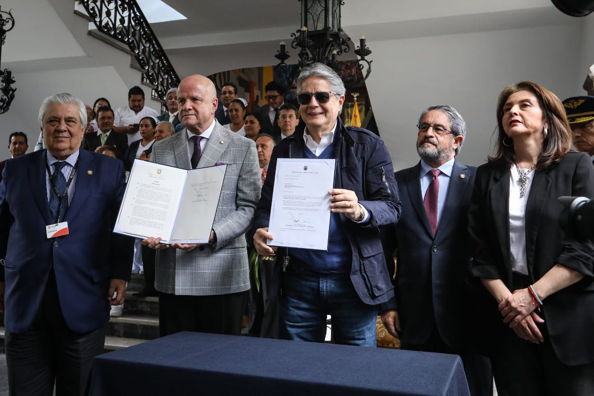 LassoGuillermo's tweet photo. La Ley permitirá desarrollar las capacidades de los profesionales, regulará sus jornadas y dará promoción a través de un escalafón de méritos. Esto es lo que se logra cuando trabajamos a favor de la gente sin banderas políticas. 🇪🇨👨‍⚕️👩‍⚕️ https://t.co/0X6sE50Pvt