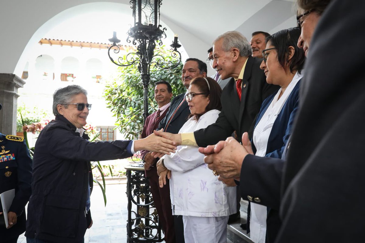 LassoGuillermo's tweet photo. La Ley permitirá desarrollar las capacidades de los profesionales, regulará sus jornadas y dará promoción a través de un escalafón de méritos. Esto es lo que se logra cuando trabajamos a favor de la gente sin banderas políticas. 🇪🇨👨‍⚕️👩‍⚕️ https://t.co/0X6sE50Pvt