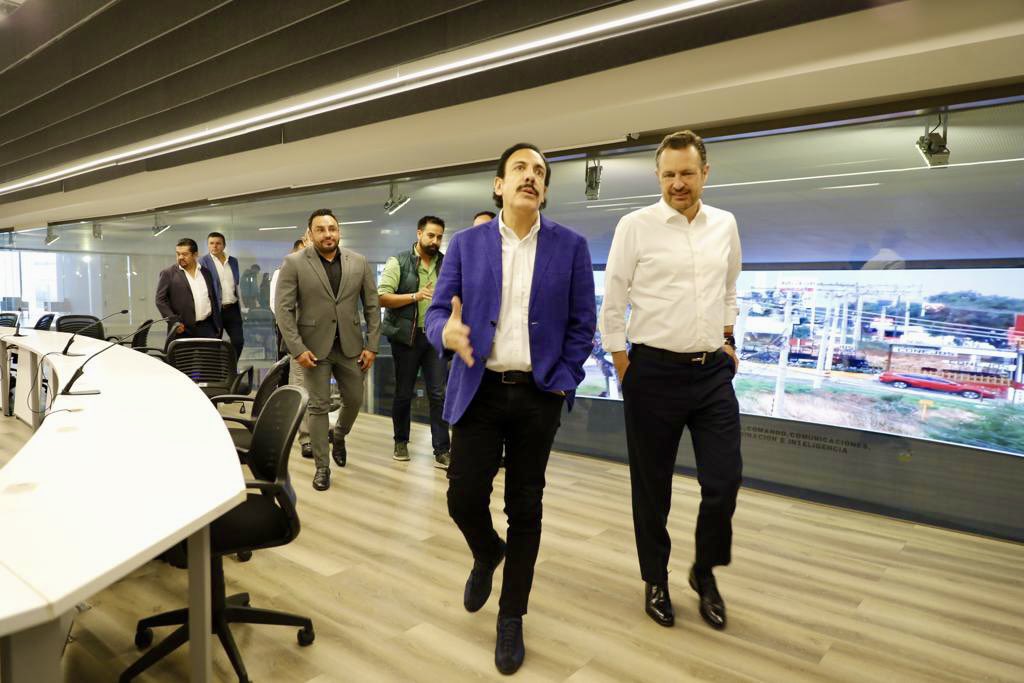 omarfayad's tweet photo. Recibimos en el @C5i_Hidalgo, la visita del gobernador de #Querétaro, Mauricio Kuri González @makugo, con el objetivo de dar a conocer las principales obras públicas que mi administración realizó en materia de seguridad, salud e infraestructura vial. ¡Bienvenido a #Hidalgo! https://t.co/jzf6PL2DZu