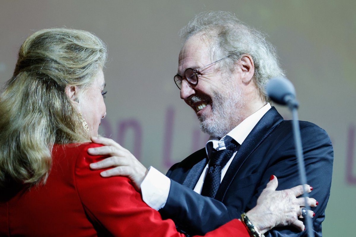 #BiennaleCinema2022 #Venezia79 #LeoneDOroAllaCarriera <a href="/arnaudesplechin/">Arnaud Desplechin</a>: “Mademoiselle #CatherineDeneuve, lei ha reso la mia vita un incanto. La sua libertà è ciò che desidero. A nome di tutti gli spettatori, grazie.”