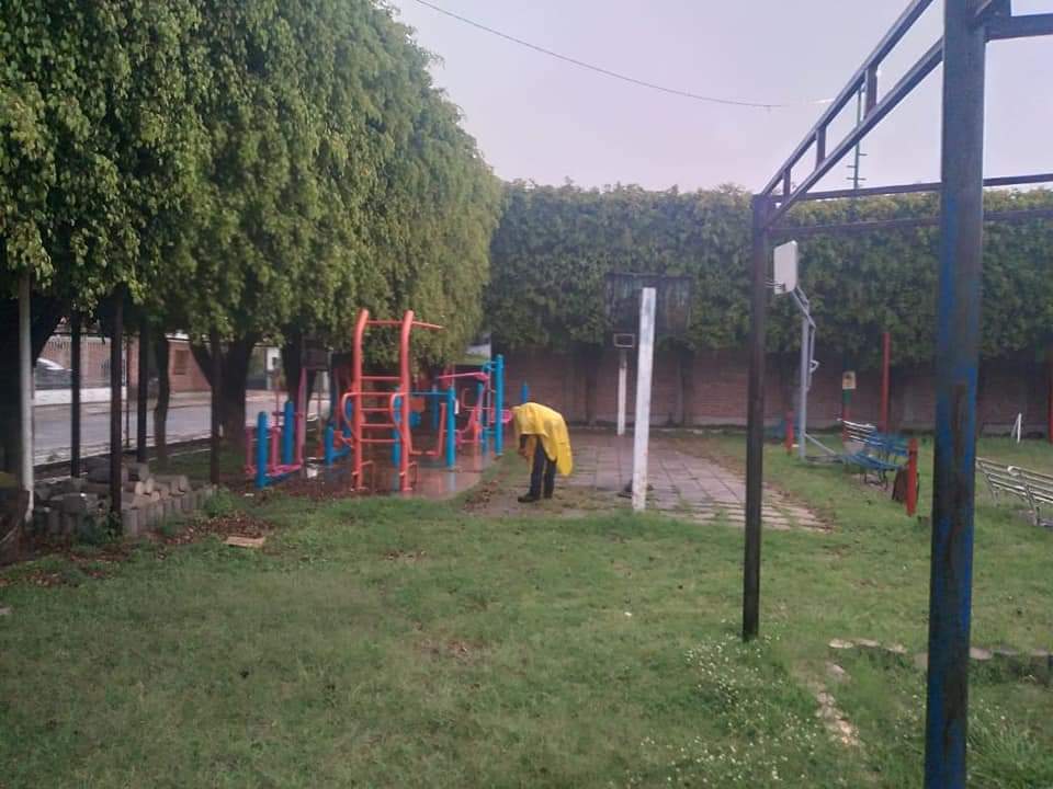 serviciospirap's tweet photo. En el fraccionamiento La Estancia A el #ParqueVecinal 🌳 ya se encuentra en mejores condiciones gracias a la intervención de #ParquesYJardines. 👷🏻♂️
Cuidemos de este espacio #ÉchanosLaMano.
#IrapuatoLimpioYQuerido. 🍓 https://t.co/R7wi5hjFET