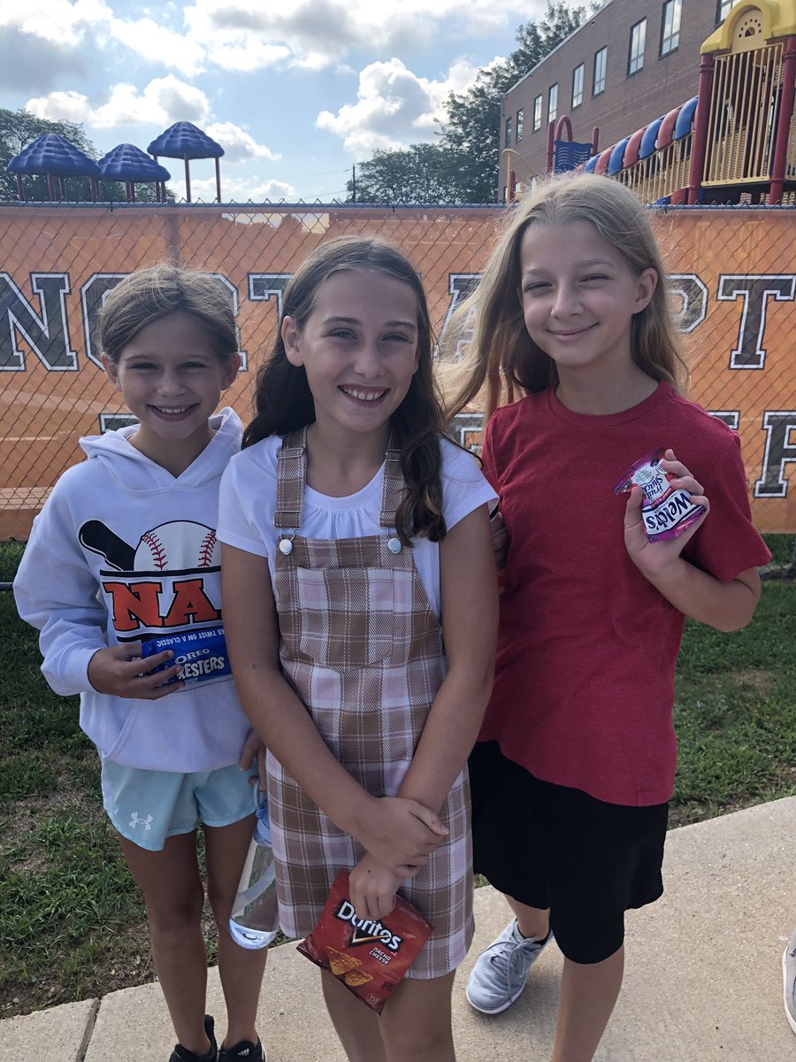 MStevensNASD's tweet photo. Friends, fresh air, and great food! Our 5th Gr Ss @nasdborough ❤️National Eat Outside Day! #EatOutsideDay @mrsdanenhower https://t.co/f5kCdIn2Xg