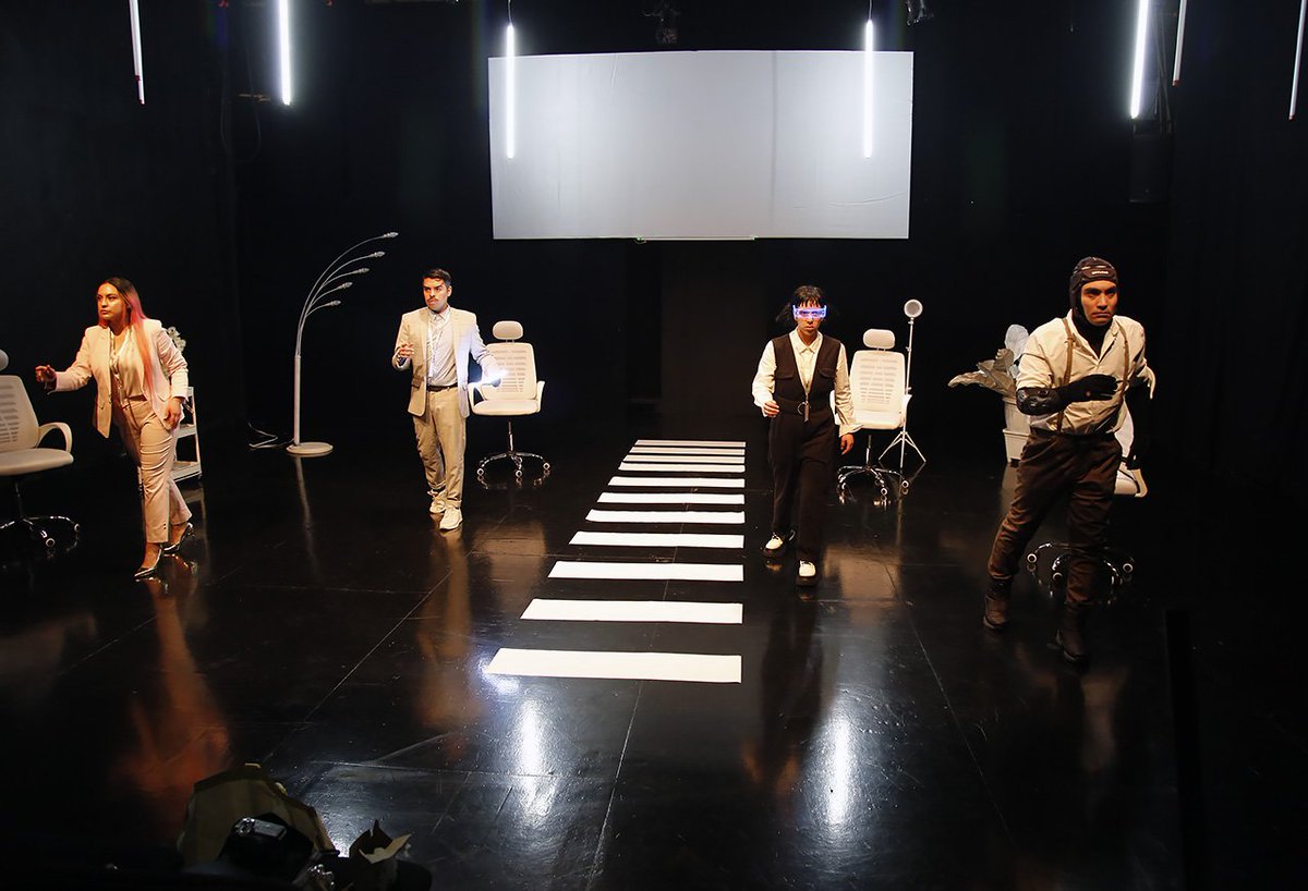 wearedramaclub's tweet photo. Queremos llenar sala en estas últimas funciones 🔥 
Ayúdanos con un RT para que llegue a más gente, y si les interesa les dejamos el enlace donde pueden comprar entradas para este fin de semana 🫣: https://t.co/8c4c7S5XIf

¡Les esperamos! 🤖💖 https://t.co/fW7b1eGb5O