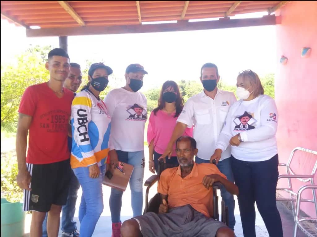 YulArmas_'s tweet photo. ¡Atención para nuestro pueblo! 
La primera combatiente, Mary Alfonzo de Armas, en compañía de nuestros Jefes de UBCh y Líderes Comunitarios, entregó 4 sillas de rueda en los sectores El Rincón de Las Cabreras, Las Cabreras, Alberto Lovera y Güiri Güiri. 

#NuevaEraBinacional https://t.co/IiQXLGS9xw