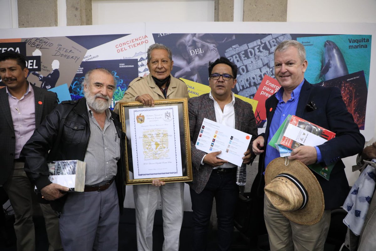 LamanCarranza's tweet photo. Es una gran satisfacción que uno de mis últimos actos como servidor público sea presentar y entregar a ustedes un legado de conocimiento que incita a la reflexión y a las decisiones informadas. https://t.co/fgiaQiPF9t