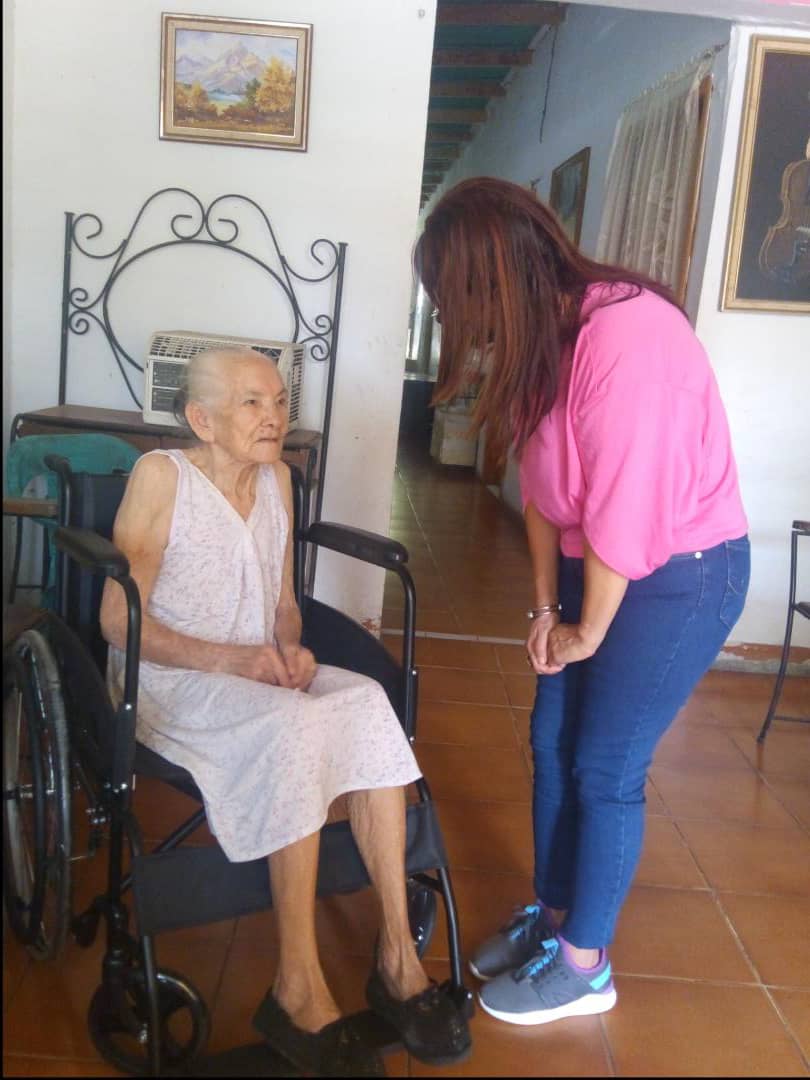 YulArmas_'s tweet photo. ¡Atención para nuestro pueblo! 
La primera combatiente, Mary Alfonzo de Armas, en compañía de nuestros Jefes de UBCh y Líderes Comunitarios, entregó 4 sillas de rueda en los sectores El Rincón de Las Cabreras, Las Cabreras, Alberto Lovera y Güiri Güiri. 

#NuevaEraBinacional https://t.co/IiQXLGS9xw