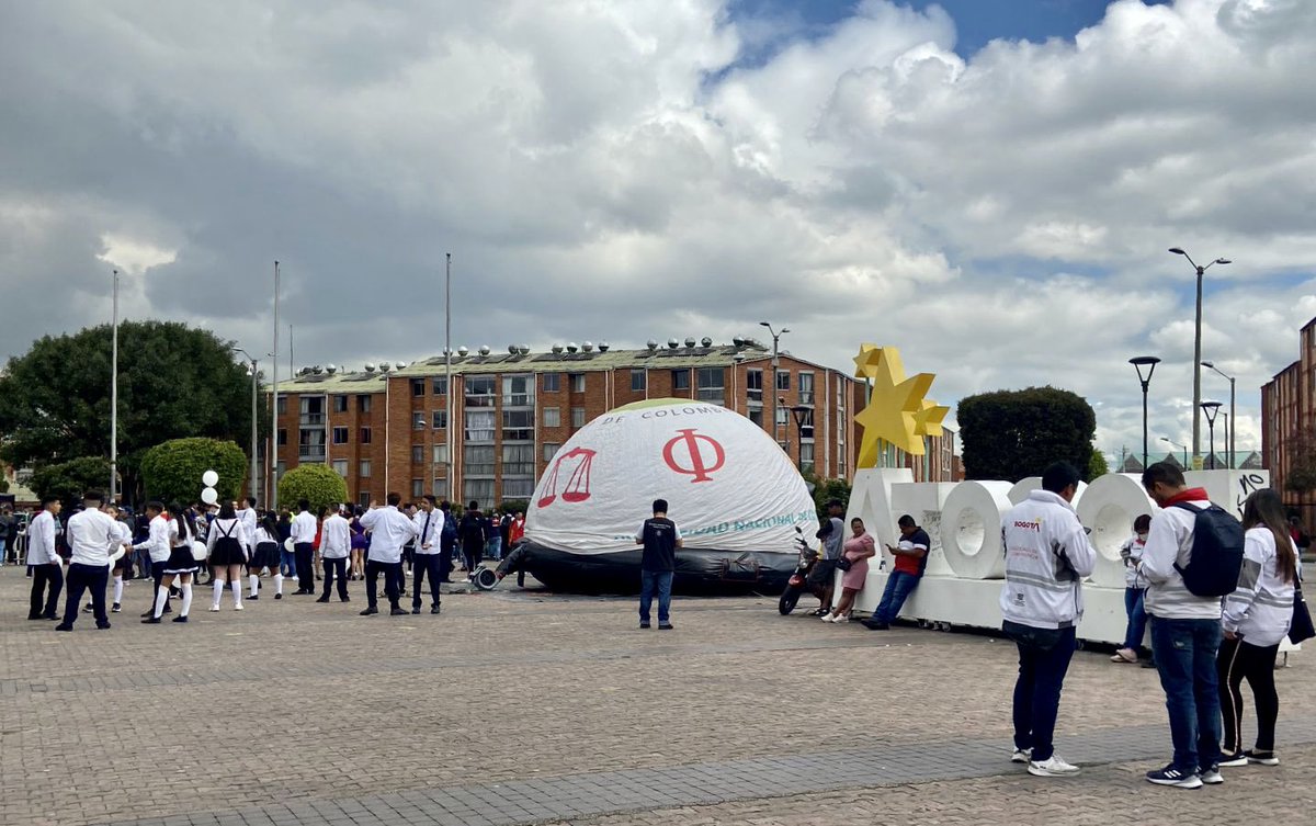 DIEB_UNAL's tweet photo. ¡Descripción gráfica de un gran día! 

Estamos felices por poder acompañar a la comunidad de la localidad de Tunjuelito, durante el Festival Escolar de las Artes en el Encuentro de Universidad al Barrio. 

Un espacio para facilitar el acceso al @astronomiaOAN y @CienciayJuegoUN https://t.co/0Pig2WbTFZ