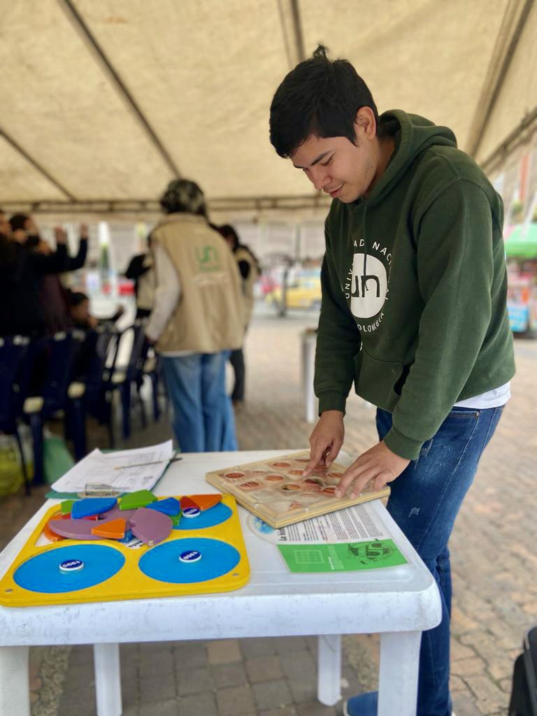 DIEB_UNAL's tweet photo. ¡Descripción gráfica de un gran día! 

Estamos felices por poder acompañar a la comunidad de la localidad de Tunjuelito, durante el Festival Escolar de las Artes en el Encuentro de Universidad al Barrio. 

Un espacio para facilitar el acceso al @astronomiaOAN y @CienciayJuegoUN https://t.co/0Pig2WbTFZ
