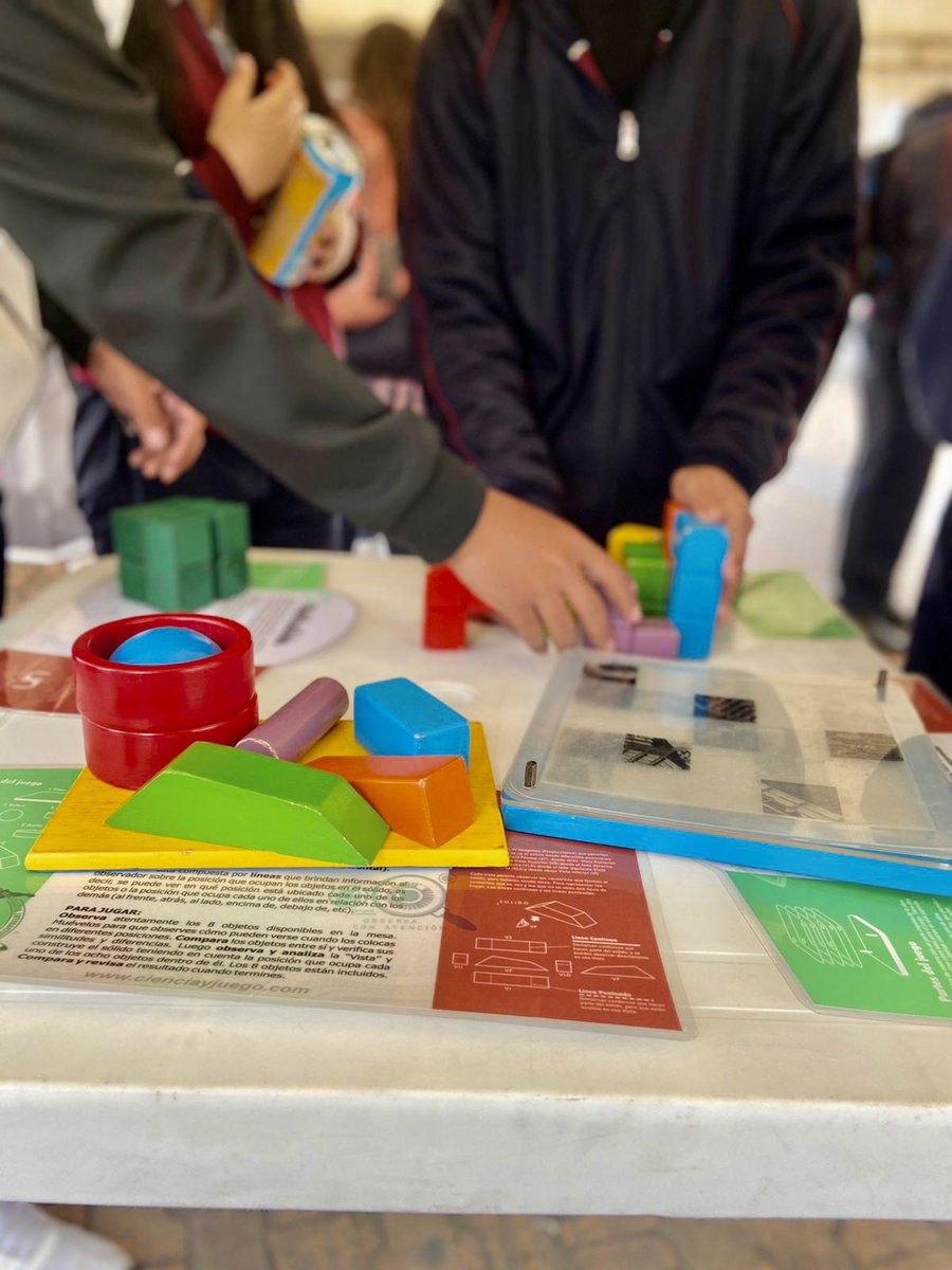 DIEB_UNAL's tweet photo. ¡Descripción gráfica de un gran día! 

Estamos felices por poder acompañar a la comunidad de la localidad de Tunjuelito, durante el Festival Escolar de las Artes en el Encuentro de Universidad al Barrio. 

Un espacio para facilitar el acceso al @astronomiaOAN y @CienciayJuegoUN https://t.co/0Pig2WbTFZ
