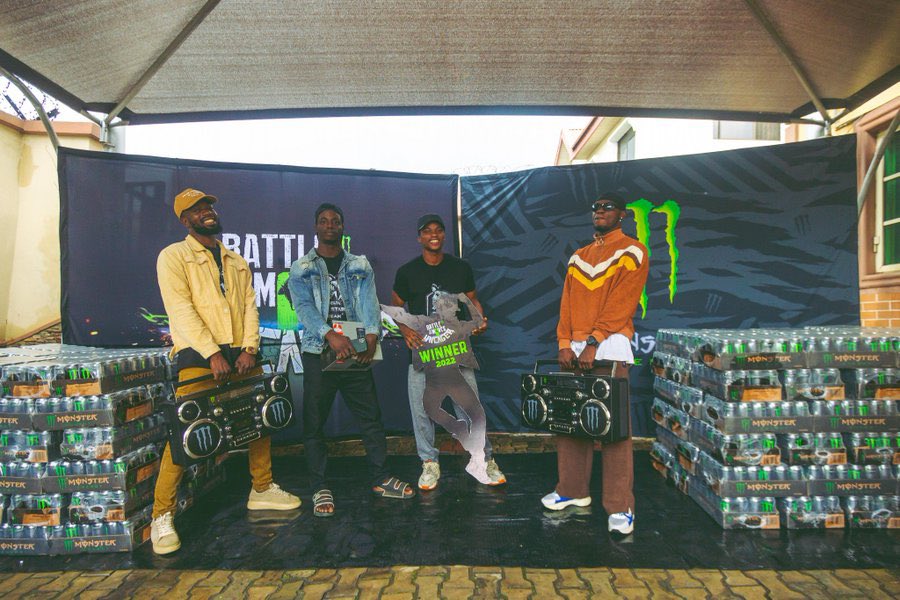 aphrodeetees's tweet photo. Delta Allstars (Champions) and Dance Glitch (Runners-up) got their prizes in this year'sbiggesr dance battle in Nigeria. #BOTM2 #BattleOfTheMoves https://t.co/17DCDnAHCc