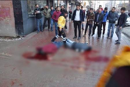 _cemoz's tweet photo. Bitlis Tatvan'lıyım ve ben vicdanımı çarşı iznine çıkan iki sivil askerin kalleşce arkasından vurularak şehit edilirken kaybettim. Kusura bakmayın ama kimsenin mağduriyeti zerre umrumda değil. Bugünlerin hesabı teker teker sorulacak. Unutursak kanımız kurusun 🇹🇷 https://t.co/UGTlomt6kt