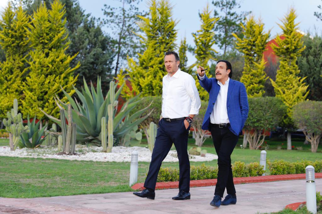 omarfayad's tweet photo. Le deseo al gobernador de #Querétaro, Mauricio Kuri González @makugo, el mejor de los éxitos en lo que resta de su administración. Es un gusto que haya conocido estas acciones que siguen transformado a nuestro estado. ¡Lo hicimos por ti y por tu familia ✅👨🏻‍🦱! https://t.co/SKA9zy1QI5