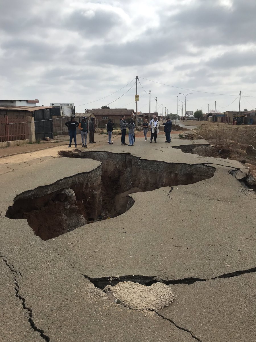 Kristel_Free's tweet photo. We took a field trip today with #NWU #PostgradinDRS students to #Khutsong to see the devastating #sinkholes in the town.  #disasterinmybackyard #seekhutsongsinkholes #merafongLM #NWPDMC @NWU_UESM @NWU_ACDS @ejstoch https://t.co/hryqXeY8x4