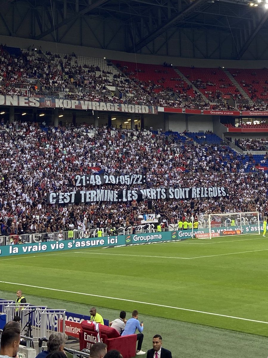 ActuFoot_'s tweet photo. Le troll des supporters lyonnais à la 42e minutes envers l’AS Saint-Etienne. 👀

📸 @SaberDesfa https://t.co/Ev1QFlx1Go