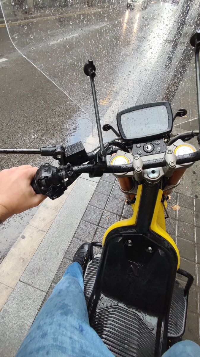 ASabateAltisent's tweet photo. A @Correos molts cursos de prevenció de riscos laborals i molta ostia però diluviant i a repartir, que si et trenques una cama haurà valgut la pena pels 4 paquets més que hauràs entregat. #precarietat #explotacio https://t.co/V92J9QqQOv
