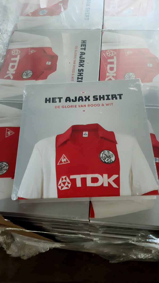 gerardhaa's tweet photo. Ook op tijd voor de deadline: de tweede druk van Het Ajax Shirt! 👀

Nadat de eerste druk van de standaard editie binnen een week nagenoeg uitverkocht was, nu tijd voor de tweede druk. 🔥

Verkrijgbaar op https://t.co/VuftkqLmXL

#ajax https://t.co/KCUDNWzySW