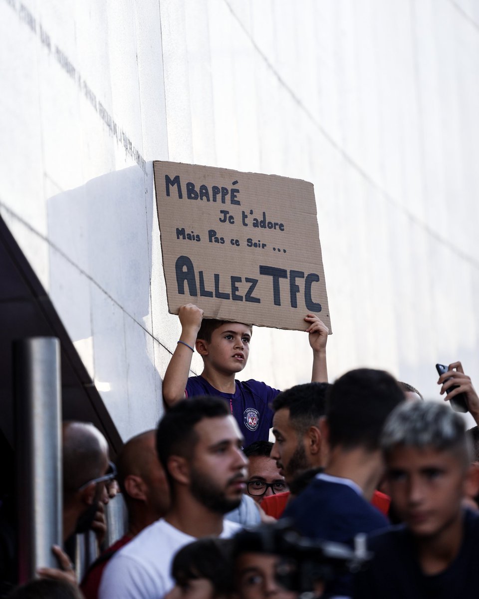 Bienvenue aux joueurs du @PSG_inside… … mais ici, c’est Toulouse ! 😈 #TFCPSG