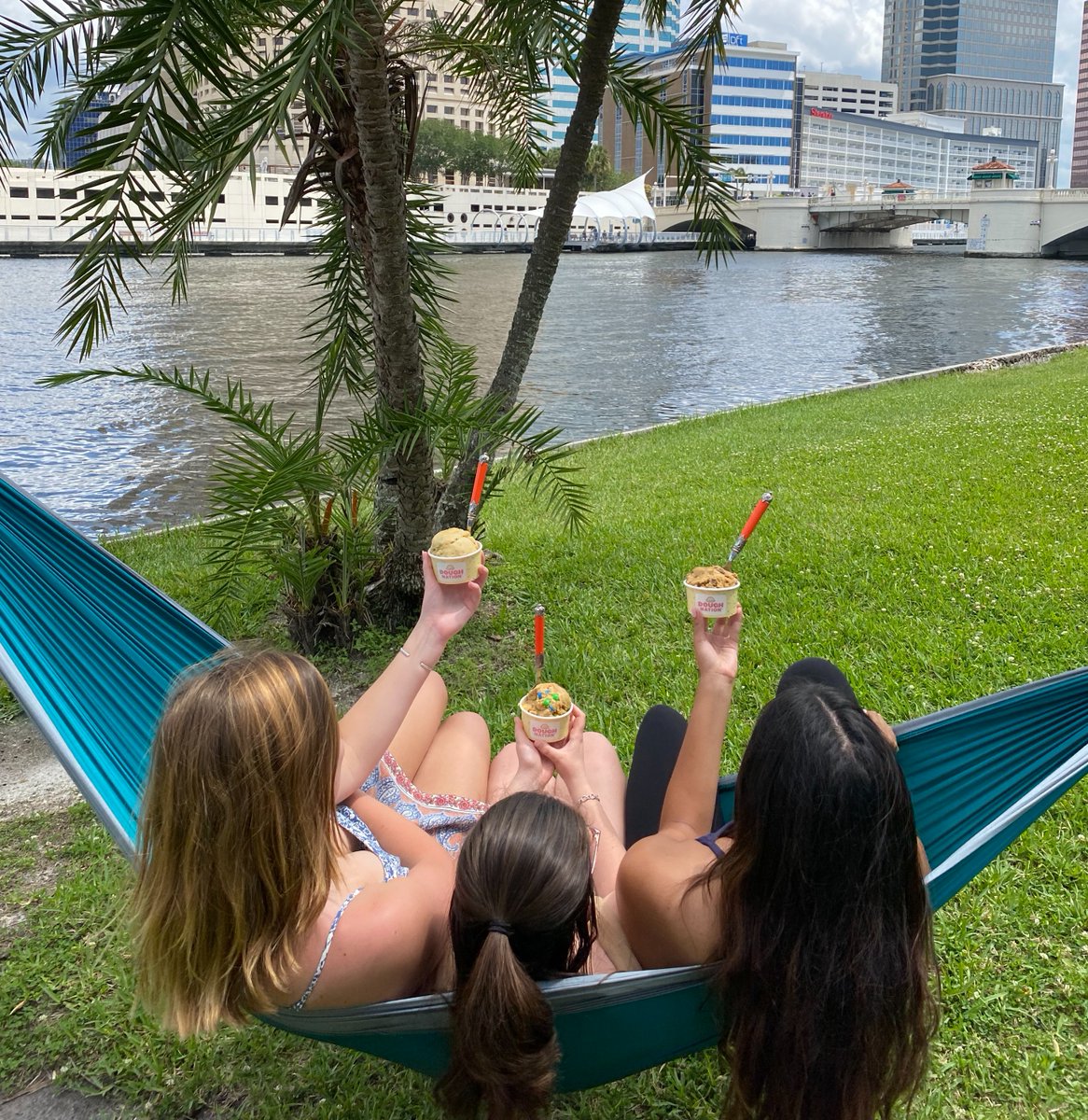 This #NationalEatOutsideDay don't forget to bring a dessert! 🍨 🍦