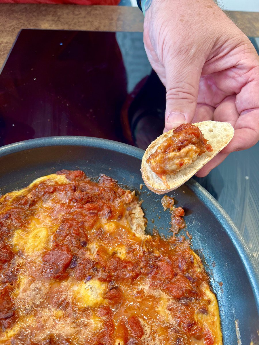 Atelier du jour avec notre CHEFFE 🧑‍🍳 partenaire @EmilieFélix #innovationculinaire La recette du #Shakshuka 👍 Un délice alliant : légumes, œufs et épices. Miam Miam 🤤 bientôt dans les assiettes de nos convives @Elior_France