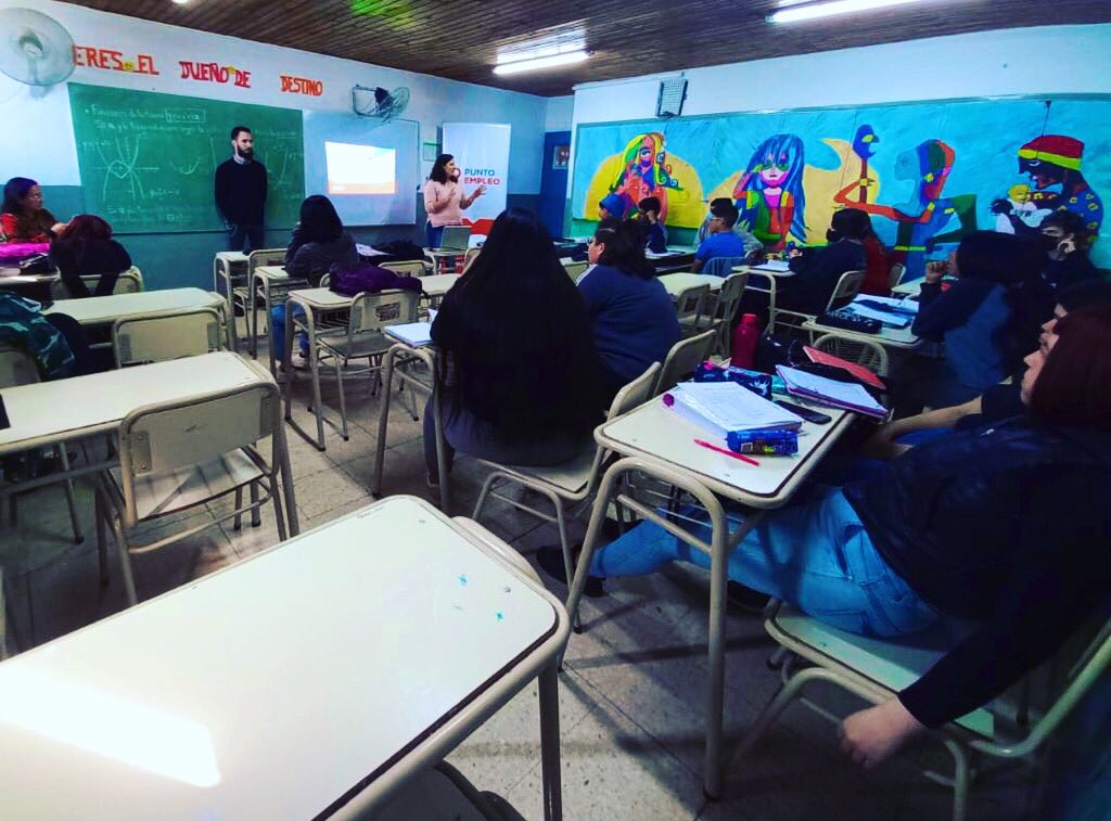 ddanielnunez1's tweet photo. ✌🏻Ahora en la ESB 27 de #LaPaloma a través del programa #ProgramaTuFuturo se está orientado a los adolescentes sobre la manera de armar un CV y de los nuevos desafíos de ingresar al mundo laboral, agradecemos al intendente @ZamoraJulio por esta iniciativa. https://t.co/QmUxtLtaNH