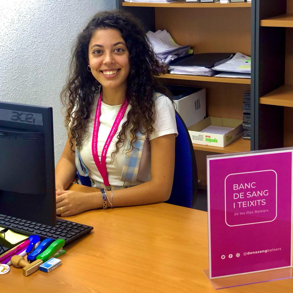 donasangbalears's tweet photo. Et presentam a na Mari Pau Dot 🌹 !
Es una de les administratives 👩💼 al Banc de Sang gràcies al programa de Joves Qualificats 🎓 impulsat pel SOIB i finançat per l'Unió Europea.
#NextGeneration
@soibjove_goib
#SOIBCualificados #PrimeraExperiencia #BSTIB https://t.co/6QZnuYxoeG