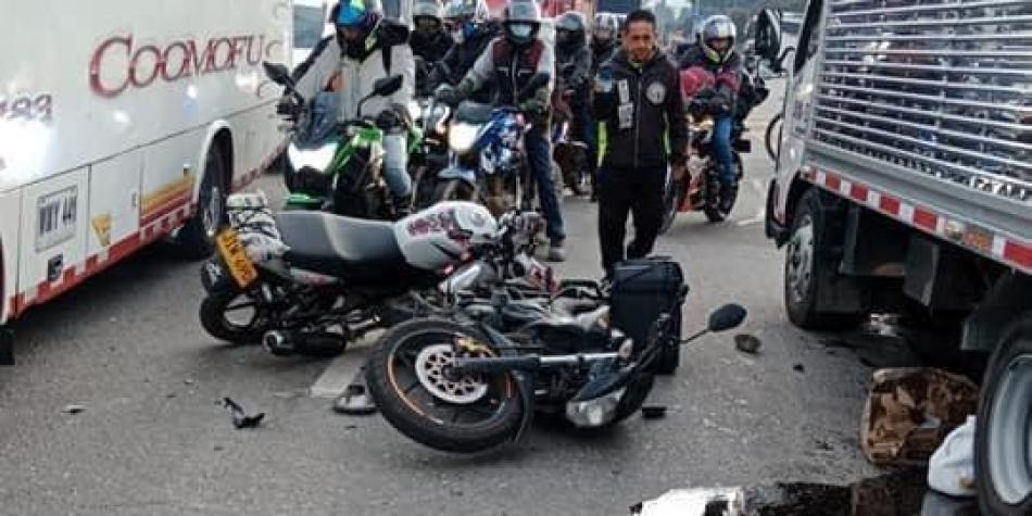 Citytv's tweet photo. ⚠️ Accidente en la vía Funza - Siberia involucró a 14 vehículos

 Se produjo por culpa de un camión que perdió el control. Tres personas quedaron lesionadas. ➡️ https://t.co/z8ibOJtopX https://t.co/xrYRzvUmem